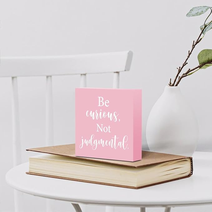 mmiishe Inspirational Wooden Box Sign Decorative Motivational Be Curious Not Judgmental Wood Box Sign Home Bedroom Office Decor Rustic Farmhouse Square Desk Decor Sign for Shelf Pink
