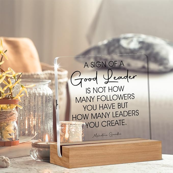 Leader Gift for Men Women Boss Mentor Leadership Gifts a Sign of a Good Leader Sayings Clear Desk Decorations Acrylic Sign With Wooden Stand for Desk Table Shelf