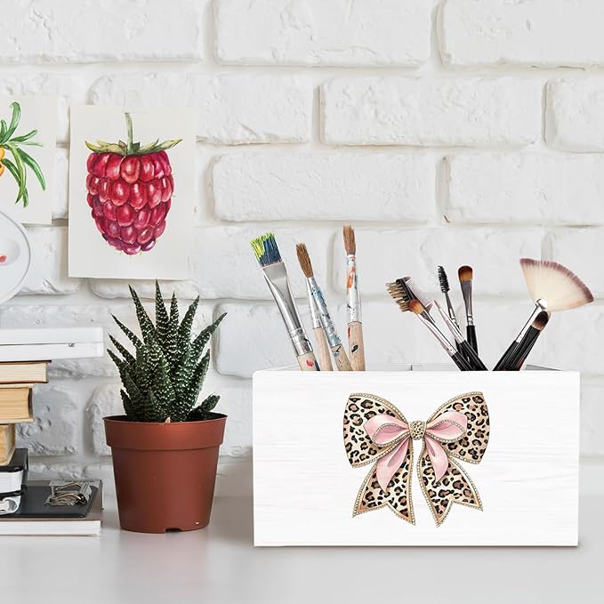 Leopard Coquette Bow Pen Holder for Desk, Pink and Cheetah Print Pencil Organizer, Preppy Trendy Leopard Bow Wooden Box Sign Desk Decor for Girls Bedroom Home Decoration